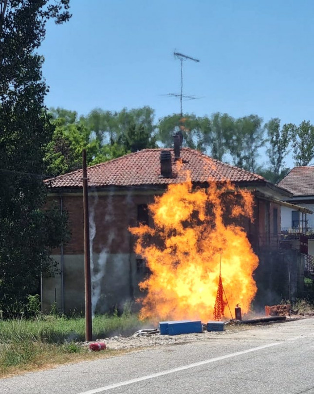 Si rompe tubatura del gas che prende fuoco